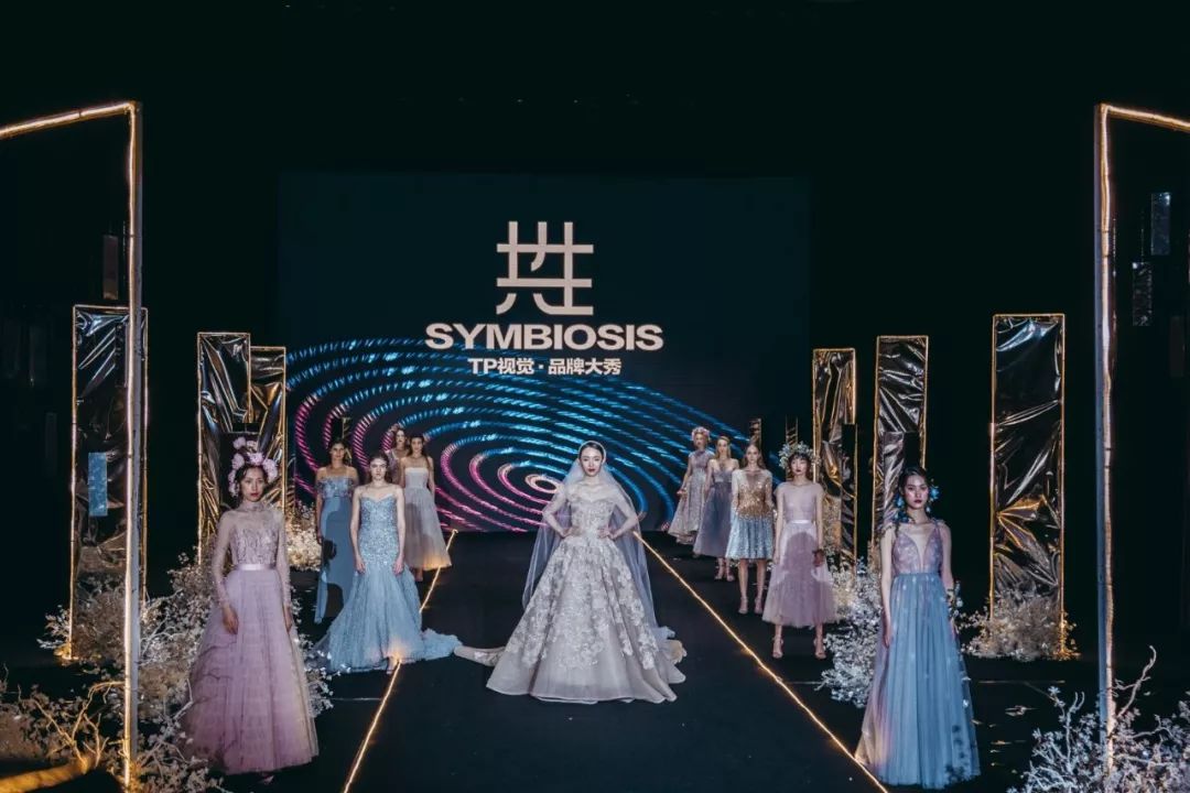 品牌時(shí)裝秀以戀人感情發(fā)展為主線，呈現(xiàn)別開生面的視聽盛宴