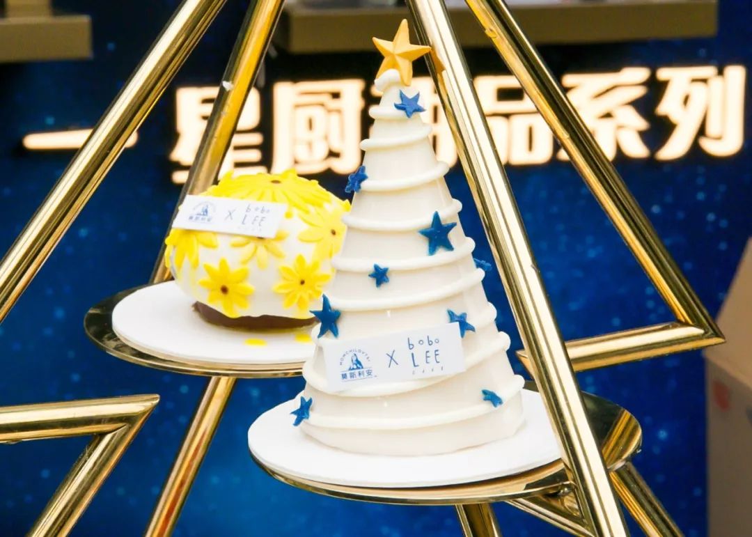 快閃活動策劃打造成一棵星空甜品的圣誕樹，簡直就是甜蜜暴擊嘛