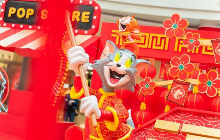 TOM&JERRY“密謀”的新春快閃店活動(dòng)悄然開(kāi)始，帶著醒獅前來(lái)報(bào)道