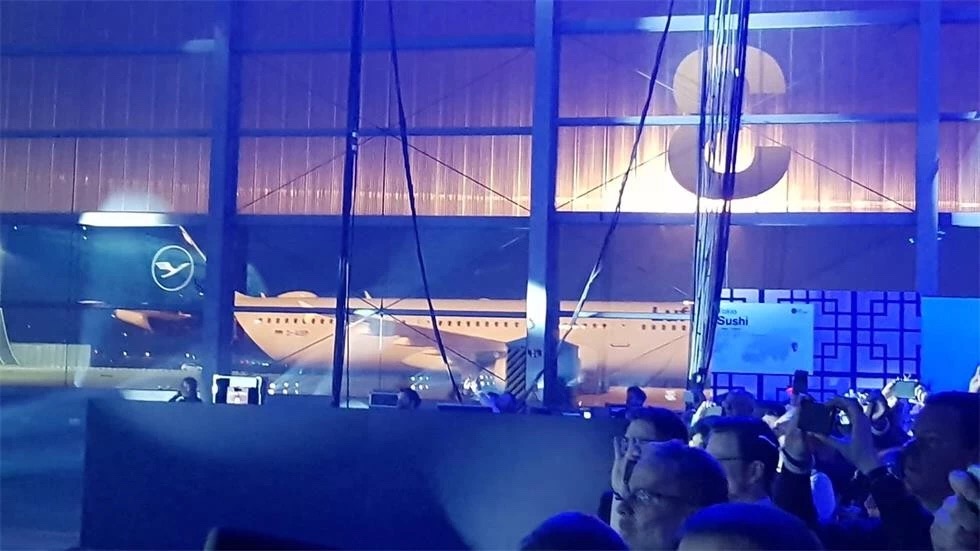 航空公司發(fā)布會策劃了一個將客人、手機和屏幕連接在一起的藝術(shù)裝置