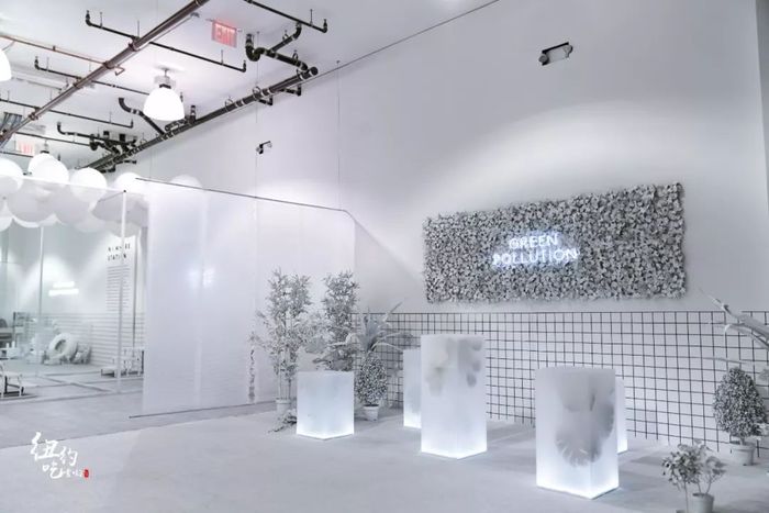 主題快閃店形式的展覽策劃，黑白風(fēng)格很是印象深刻
