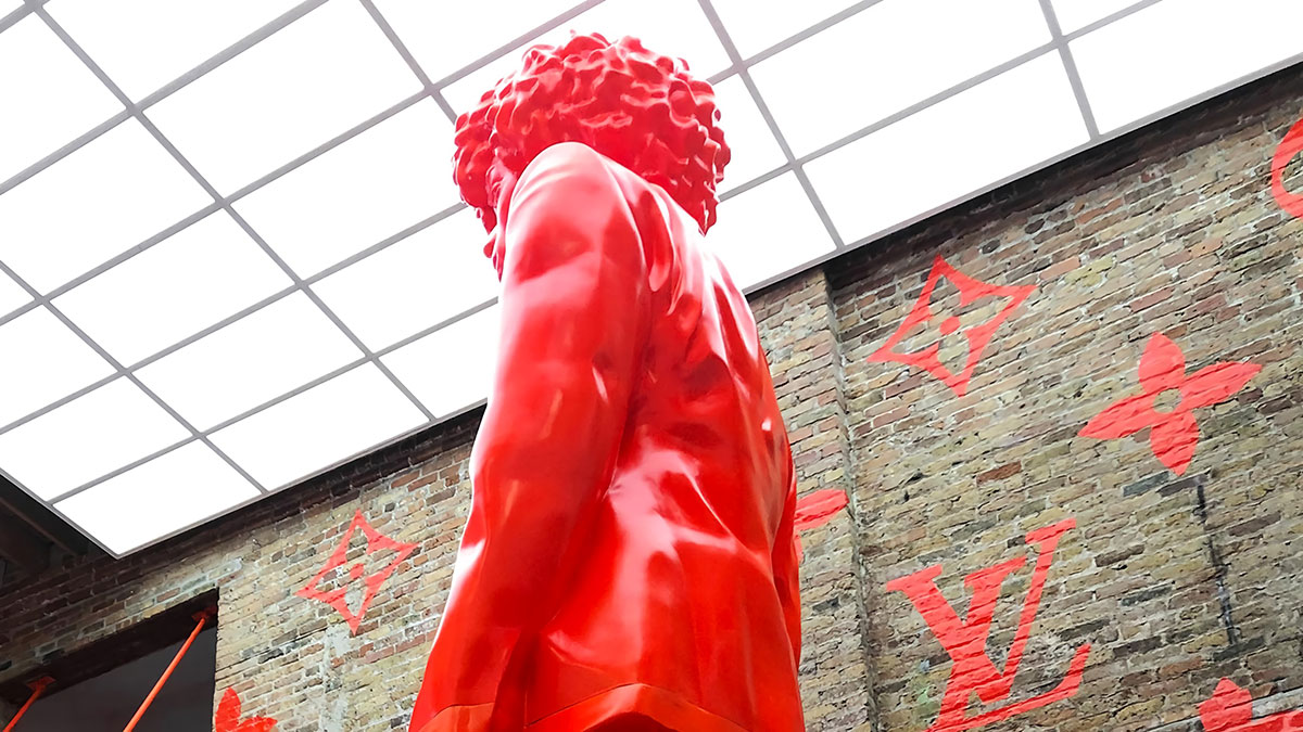 在沉浸式和概念性的橙色背景下，Louis Vuitton芝加哥快閃店帶來了城市的活力