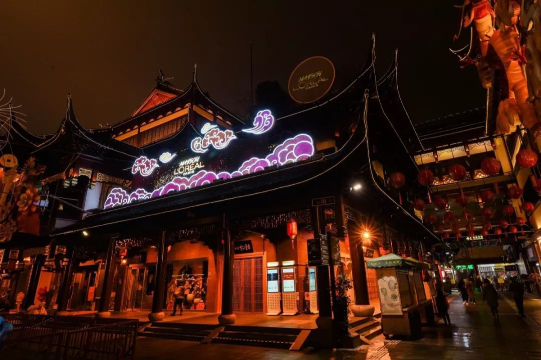 巴黎歐萊雅燈會快閃店活動詮釋著什么是傳統(tǒng)與科技融合、經(jīng)典與現(xiàn)代碰撞