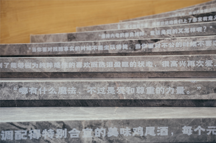 音樂劇的展覽活動(dòng)形式竟然以一本書開篇，這是一部萬人迷的音樂劇吧