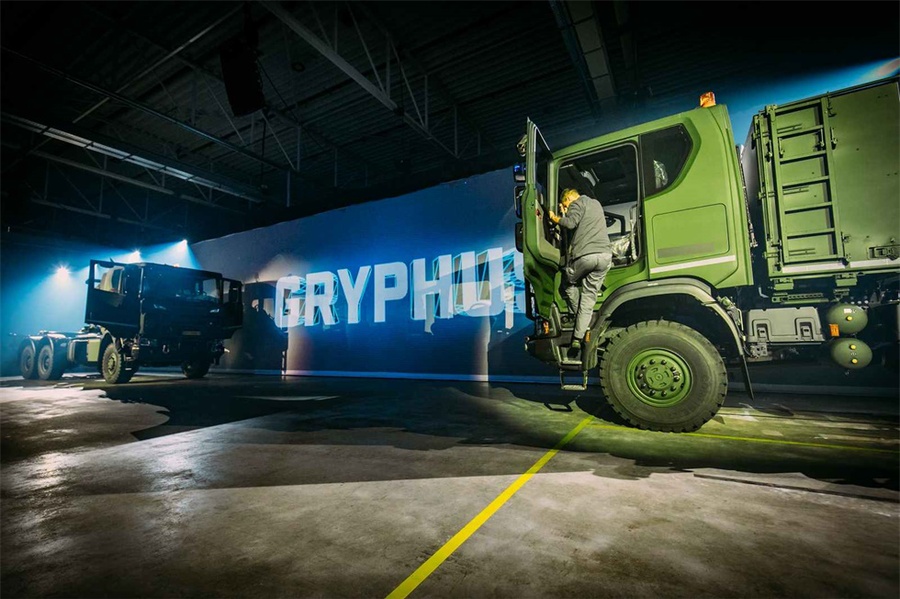 軍用卡車展覽活動策劃的啟動儀式充滿了隆重和神圣，肅然起敬