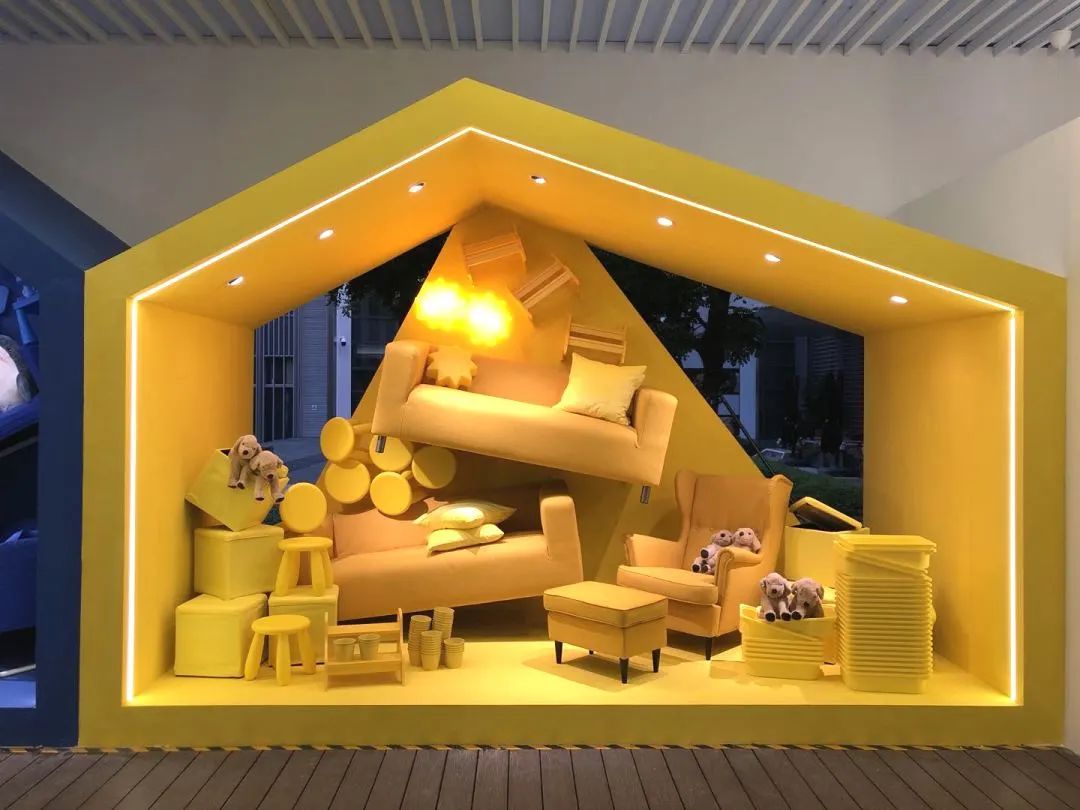 宜家快閃店展覽活動自帶吸睛特效，藍色購物袋甚是撩人