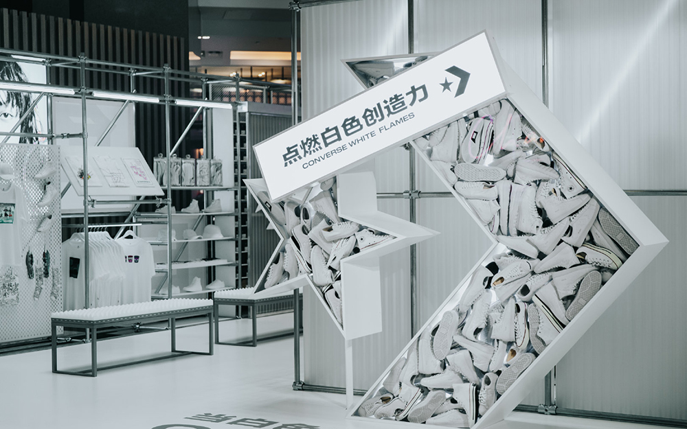 白色火焰快閃店展覽活動的火焰“燒”得很旺，還能現(xiàn)場個性化定制