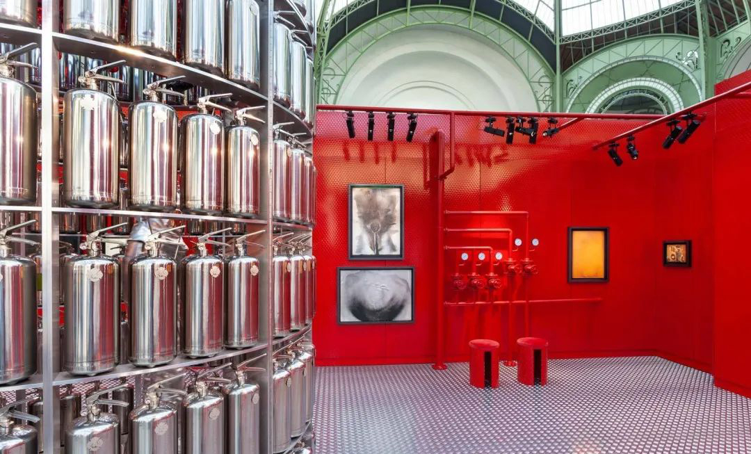 “著火”主題展覽活動策劃了一場全新的視覺體驗，滅火器很搶鏡