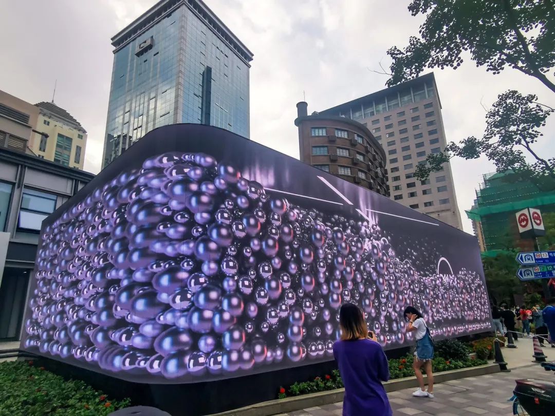 這個“紅房子”戶外數(shù)字媒體改造的展覽活動設(shè)計立體化效果杠杠