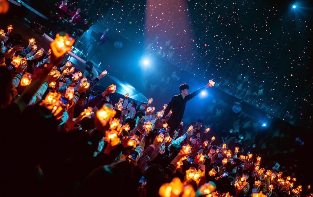 WE·LIVE生日演唱會活動策劃的科幻風舞美，是星海的沖動之門
