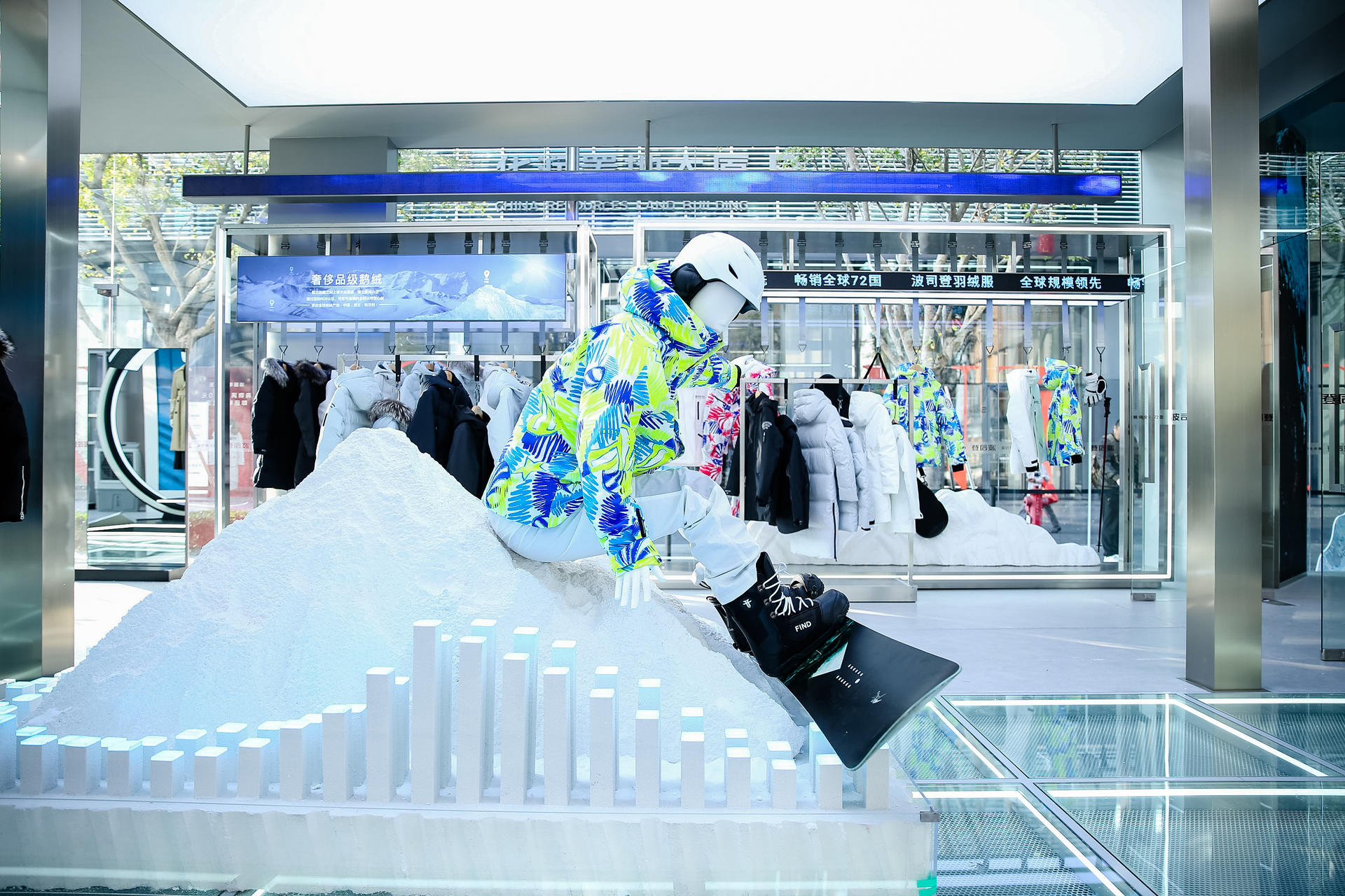 波司登快閃店活動(dòng)策劃融合雪山、陽光等自然元素，帶來了“第一場(chǎng)雪”