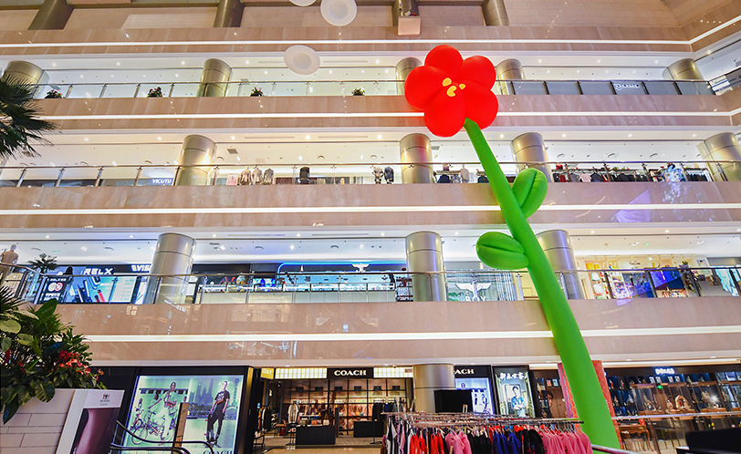 16米小紅花藝術(shù)活動(dòng)策劃裝置綻放于城市中央，洋溢著溫暖的香